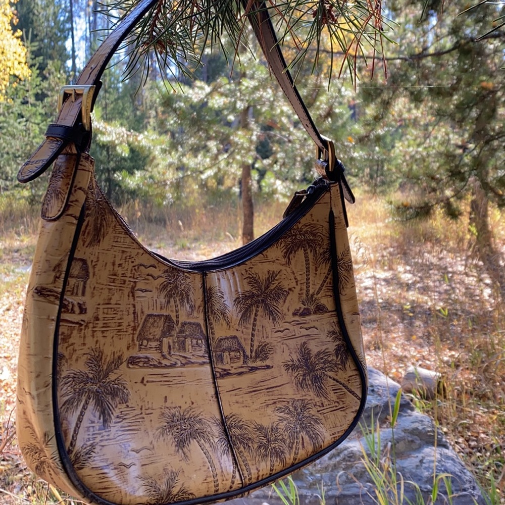 Sunset Cove Shoulder Purse - Picture 4 of 9